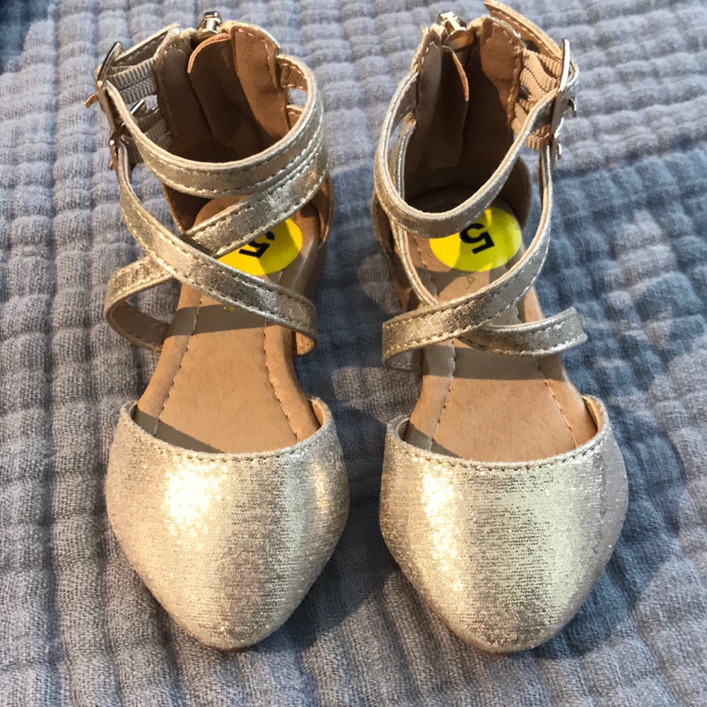 Size 5 little girls gold flats
